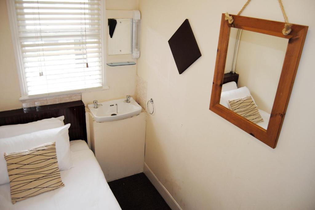 Single room with shared bathroom 2